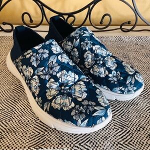 Vera Bradley Women’s Cloud Convertible Slip-On Shoes – Dive Floral Medallion 9